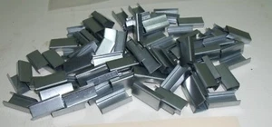 100 piezas. Clips de flejado de metal de 3/8" de ancho x 1" de largo, embalaje, bandas, embalaje - Imagen 1 de 4