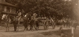 Postal rara 1909 RPPC militar de Estados Unidos a caballo con vagones en FOND DU LAC WISCONSIN - Imagen 1 de 3