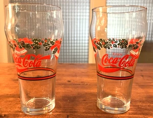 Vintage 2er Set Coca-Cola Weihnachtsgläser - 6" Holiday Ribbon Stechpalme - ausgestellt - Bild 1 von 4