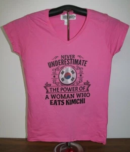 NEVER UNDERSTIMATE A WOMAN WHO EATS KIMCHI T-Shirt Damen Large, Pink - Bild 1 von 5