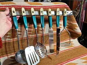 FANTASTIC 60s 8 Pc KITCHEN COOKING UTENSIL SKYLINE HANGING WALL SET GREEN WHITE - Picture 1 of 17