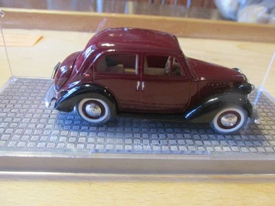 Simca 8/1200 Annee 1950 in 1/43rd plastic by NOREV with case. US Sales only! - Image 1 of 4