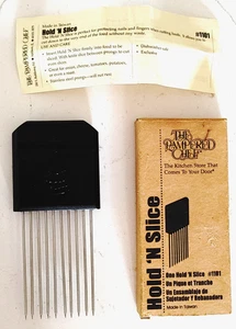 NEU Pampered Chef Hold 'N Slice #1101 Box Anleitung scharfe Zinken halten Lebensmittel - Bild 1 von 10