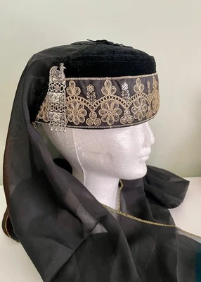 Black Velvet Turkish Fez Hat with Veil, Embroidered Trim, Costume Accessory Foto 1 de 4