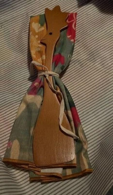 CUCHARA DE MADERA Y TOALLA DE TÉ CON FORMA DE POLLO RETIRADA VIDA NATURAL EL AMOR ES LA RESPUESTA Foto 1 de 3