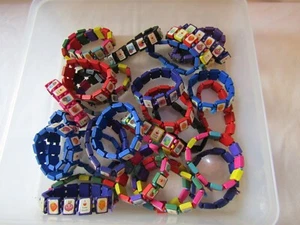 BRACCIALI IN LEGNO PER BAMBINI AMO GLI EROI DELLA FATTORIA IN VARI COLORI. - Foto 1 di 7