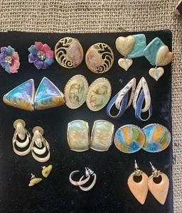 Vtg Lot 12 Pairs Earrings 10 Goldtone Enamel Swirl 2 Silvertone Enamel Pierced - Imagen 1 de 11