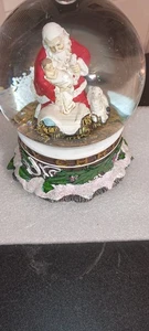 JOSEPH'S STUDIO-5.5"H MUSICAL KNEELING SANTA -100MM GLITTER DOME/ CARVED BASE - Picture 1 of 5