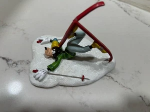 Department 56 - Mickey's Merry Christmas Village - Goofy Takes a Tumble - Bild 1 von 3