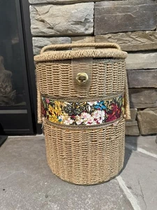 Hermosa cesta de costura vintage de 3 niveles totalmente forrada floral y mimbre - bloqueable - Imagen 1 de 13