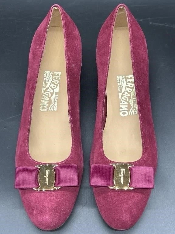 Zapatos de salón Salvatore Ferragamo Vara con lazo gamuza borgoña herrajes dorados, talla 8 Foto 1 de 4