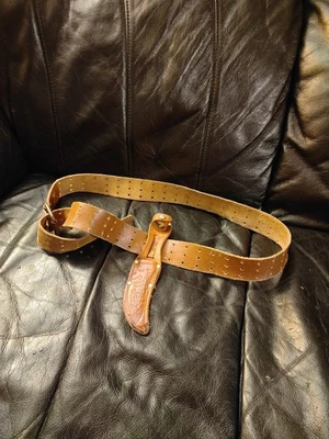 Cinturón de cuero con funda de cuchillo vintage  Foto 1 de 4