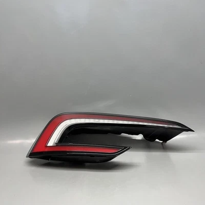 TESLA MODEL 3 TAIL LIGHT LEFT DRIVER 2024 OEM 1691498-00-F Foto 1 de 4