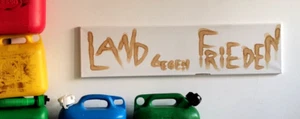 LAND GEGEN FRIEDEN, Kaffeebasierte Textarbeit, Ruppe Koselleck 2024, TAKEOVER BP - Bild 1 von 10
