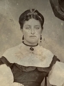 1/6 Teller Tintype Serious Young Lady, schönes Kleid/Accessoires, Studio Settings - Bild 1 von 12