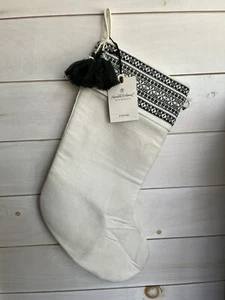 Calza natalizia Hearth & Hand Magnolia bianca con ricami verdi e nappe - Foto 1 di 5