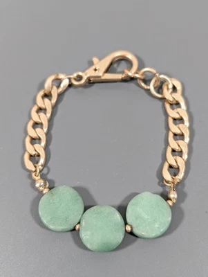 Pulseira de pedra verde robusta corrente de freio tom dourado contas redondas boho costeiro chique - Imagem 1 de 4