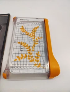 Fiskars Mini Guillotina 22 cm - A5, Cortadora de Papel Tipo Palanca con Dedo - Imagen 1 de 4