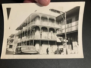 ALTES FOTO 3-STÖCKIGES GEBÄUDE MIT BALKON ca. 1940er 5 x 3,5 Zoll - Bild 1 von 6