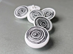 6x Kunststoffknopf - Spirale - 20mm - Weiß Schwarz - Picture 1 of 1