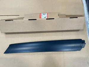 GENUINE LAND ROVER DEFNEDER 2020 A POST FINISHER RH - LR142524 - Picture 1 of 1