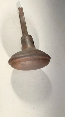 Una perilla de puerta ovalada de acero antigua A Foto 1 de 4