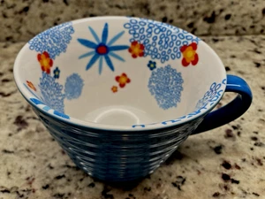 Taza de café acanalada azul Starbucks Lt. con base acampanada y diseño floral interior. - Imagen 1 de 6