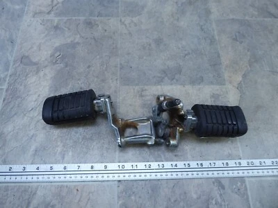 1985 Honda тени VT700 H611-2. передние ножные крепления и кронштейны водителя - Изображение 1 из 4