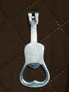 Vintage Dosen- & Flaschenöffner in Gitarrenform aus Metall  - Bild 1 von 3