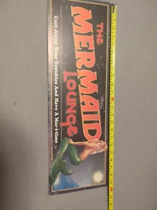 Maritimes Dekoschild mit dem Titel "The Mermaid Lounge" mit einer Meerjungfrau auf der Vorderseite - Bild 1 von 3