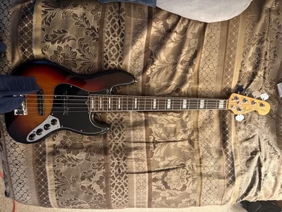 Bajo Jazz American Deluxe Fender 5 cuerdas tricolor Foto 1 de 4
