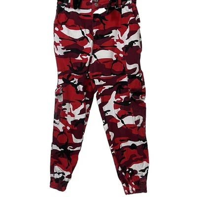 Pantalones cargo Almost Famous para mujer talla grande camuflados rojos negros blancos dobladillo elástico Foto 1 de 4