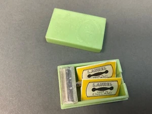 Maquinilla de afeitar de seguridad en miniatura The Laurel Boudoir para damas con hojas hecha en Inglaterra nueva de stock - Imagen 1 de 10