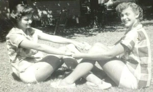 F7 Photograph Beautiful 1950's Women Holding Hands 1940-50's Affectionate - Picture 1 of 4