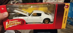 2010 Johnny Lightning 1970 Pontiac Firebird - White - 1:24 R43 - Picture 1 of 5