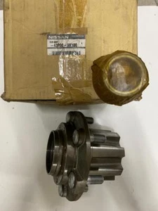 NISSAN ATLEON MOZZO ASSE POSTERIORE CON CUSCINETTI E COLONNINE - Foto 1 di 1