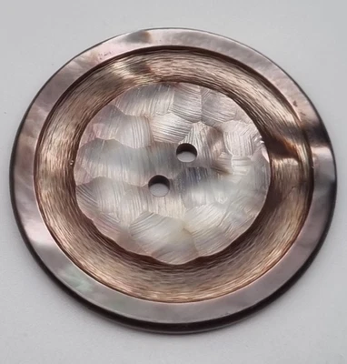 Brauner Perlmutt 2-Loch-Knopf 23-38 mm Ziseliert / Mother-of-Pearl Button P27 - Bild 1 von 2