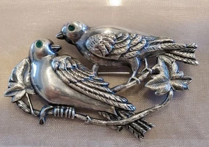 ANTIGUO BROCHE PRENDEDOR PLATA ESTERLINA AÑOS 30 PAR DE PÁJAROS DEL AMOR 3" CON OJOS ESMERALDA - Imagen 1 de 7