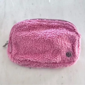 Lululemon Everywhere Pink Fleece Sherpa Belt Bag NWT - Bild 1 von 10