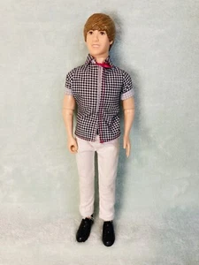 MPA - 12” Muñeca cantora Justin Bieber - *No probada* - Camisa a cuadros, pantalones blancos - Imagen 1 de 7