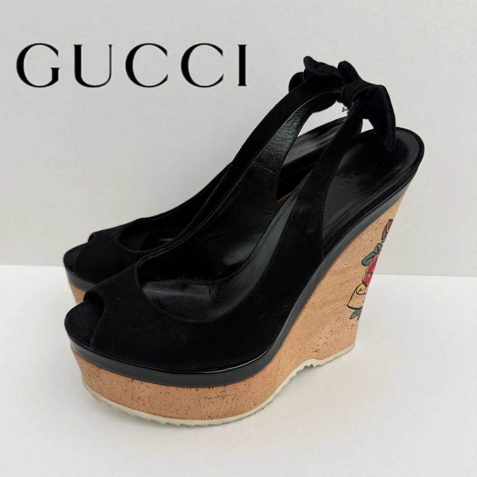 GUCCI Sandalias de gamuza con suela de cuña de corcho negro patrón de tatuaje talla 36 US5.5 Usadas Foto 1 de 4