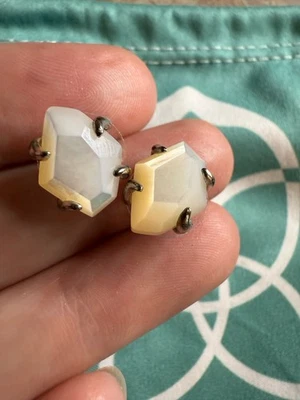 Aretes Kendra Scott Brook en ópalo blanco con bolsa de transporte Foto 1 de 3