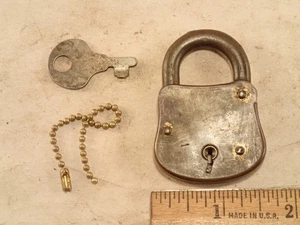 Candado de acero con acabado de latón pátina vintage con llave, cerrajero - Imagen 1 de 8