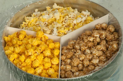 Lata de regalo de palomitas de maíz gourmet - recubierta de caramelo, queso cheddar y sabor mantecoso Foto 1 de 2