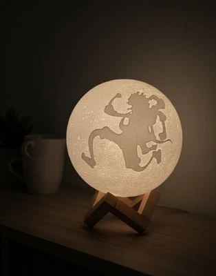 Lampada Luna 3D One Piece Luffy Gear 5 Nika - Fatto a Mano - Base in Legno - RGB - Immagine 1 di 4
