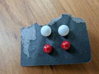 3 pares de aretes blancos, rojos, redondos de color bronce, pendientes de bola  Foto 1 de 3