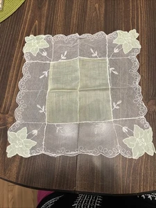 Vintage Ladies Hankie Light Green Floral Lace - Picture 1 of 4