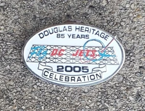 PIN CONMEMORATIVO DE EMPLEADO 2005 Douglas Air 85 años - DC Jets - Imagen 1 de 4