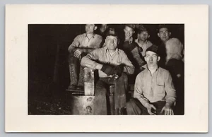 RPPC Sieben Männer möglicherweise Bergleute um 1930 Postkarte - Bild 1 von 2