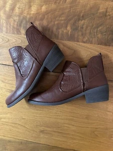 EASY STREET womens Legends ankle boots Size 9.5 tan faux leather. - Picture 1 of 12